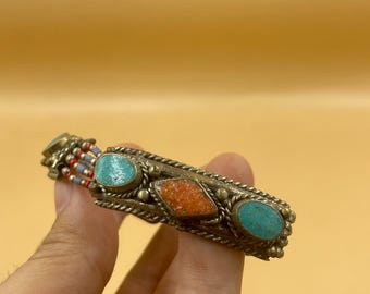 チベット産ターコイズ＆珊瑚石ブレスレット：ラピスラズリビーズ