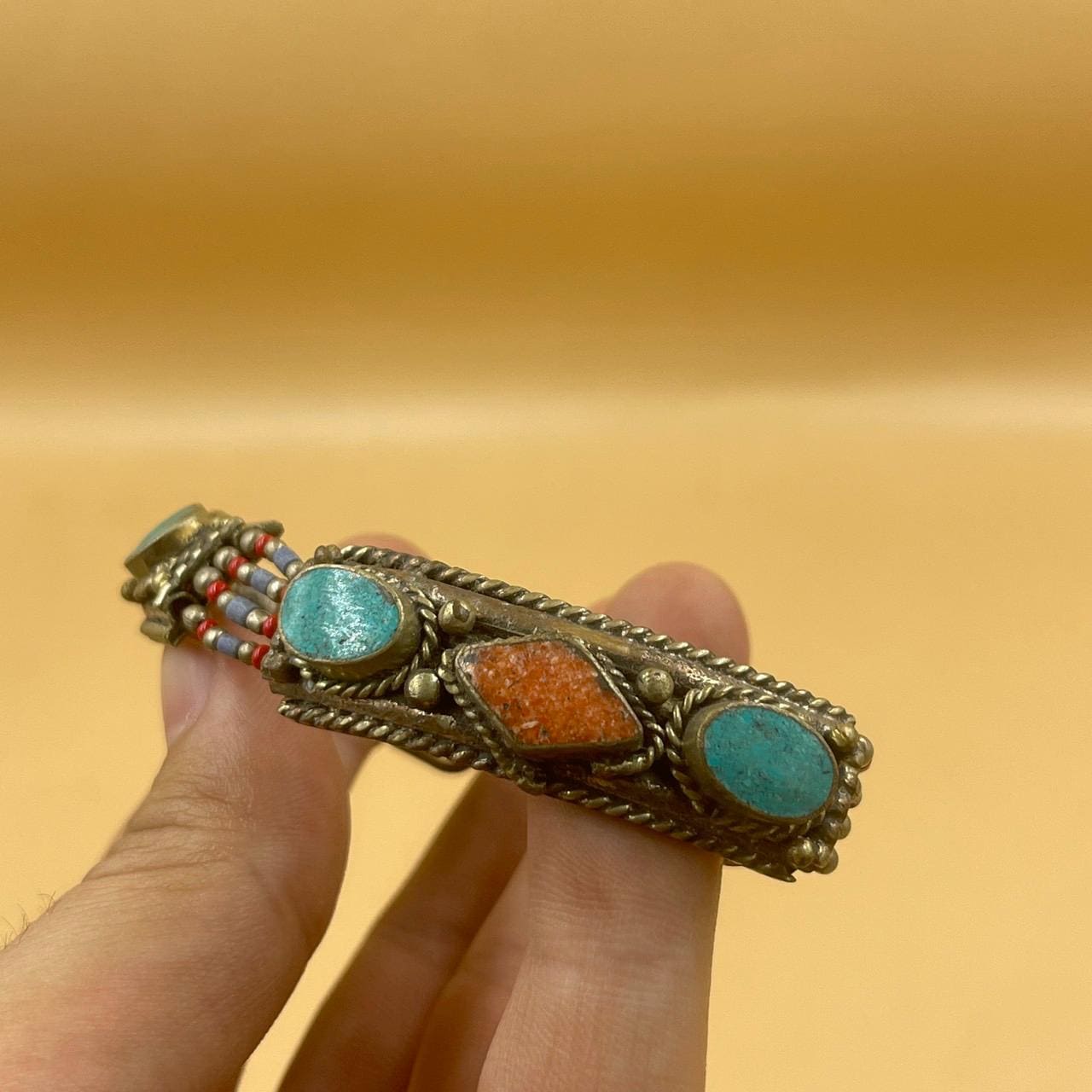 チベット産ターコイズ＆珊瑚石ブレスレット：ラピスラズリビーズ