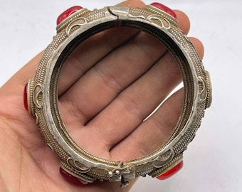 Bracciale in filigrana d'argento del Vicino Oriente antico con pietre preziose rosse