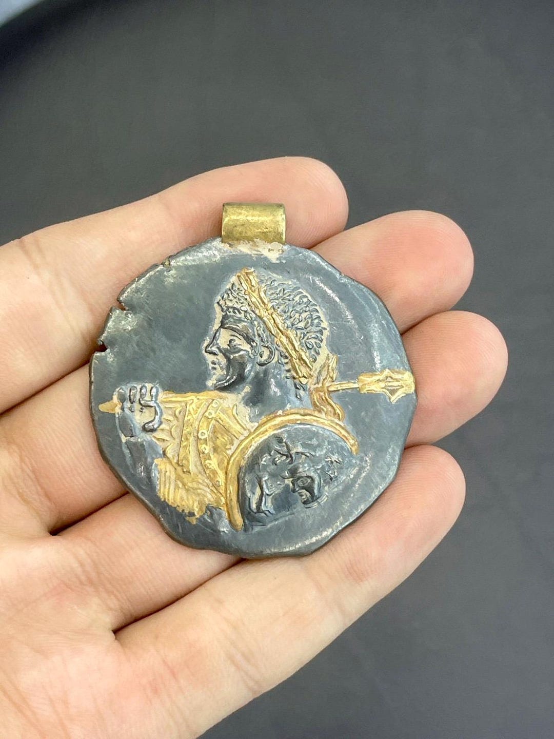 古代ローマ風シルバーペンダント：18Kゴールドメッキ、ロイヤルキング