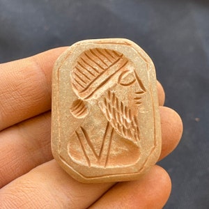 Bellissime incisioni del re con barba romana in pietra antica del Vicino Oriente, rari, eccellenti, adorabili amuleti con sigillo