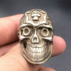 Anillo de calavera humana bañado en plata antigua