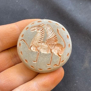 Antiche incisioni di cavalli alati del Vicino Oriente, rari, eccellenti, adorabili amuleti con sigillo