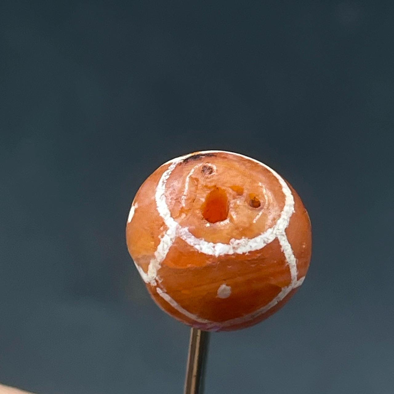 2000年以上前の古代の本物のエッチングカーネリアン瑪瑙石の希少ビーズ