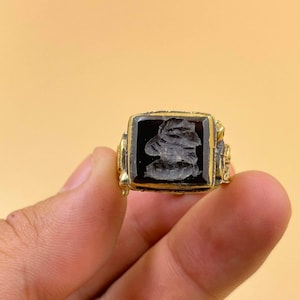 Lovely Ancient Near Eastern Old Black Agate Stone Beautiful Engravings Intaglio Rare Brass Seal Unique Ring