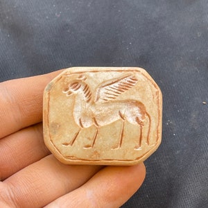 Spettacolari incisioni di animali alati in pietra antica del Vicino Oriente, rari, eccellenti, adorabili amuleti con sigillo