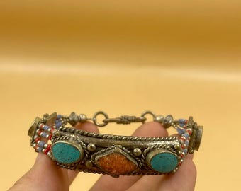 チベット産ターコイズ＆珊瑚石ブレスレット：ラピスラズリビーズ