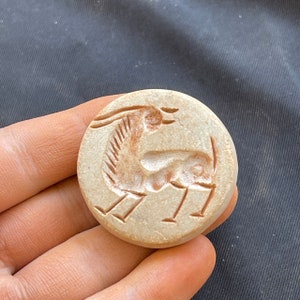 Meravigliose incisioni di animali in pietra antica del Vicino Oriente, rari, eccellenti, adorabili amuleti con sigillo
