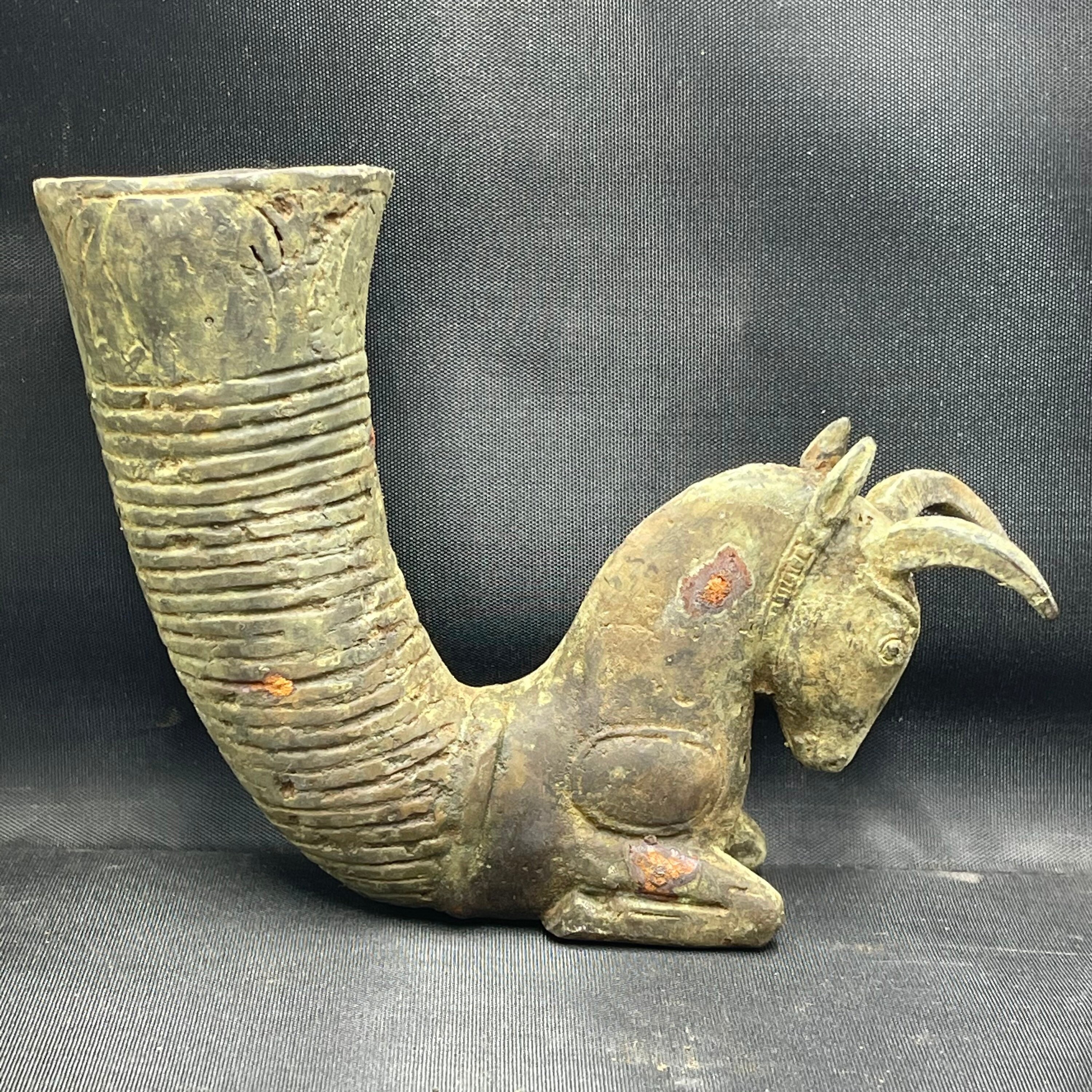 珍しい大きな古代ペルシャの青銅リュトンの角のある馬の動物 珍しい大きな古代ペルシャの青銅リュトンの角のある馬の動物