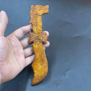 Bella pietra diaspro antico unico coltello di spada tibetana con manico di testa di animale fortunato del cavallo