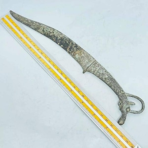 Splendida spada corta militare in bronzo dell'Impero Romano con testa di animale, artefatto risalente al 100-300 d.C.