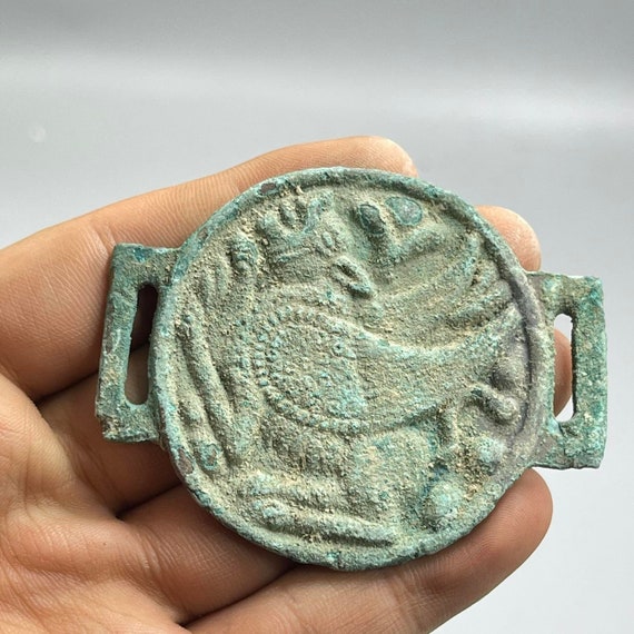 ヨーロッパの発見物 古代ローマの青銅製バックル 神話上の獣の姿を描い 