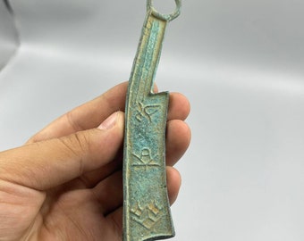 Coltello oggetto in bronzo antico antico unico super antico con iscrizione rara