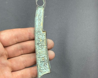 Coltello romano antico in bronzo: iscrizione unica, oggetto antico