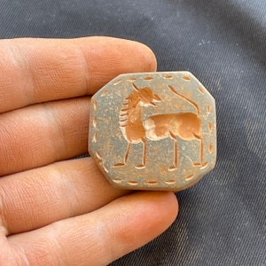 Incantevoli incisioni di animali in pietra antica del Vicino Oriente, rari, eccellenti, adorabili amuleti con sigillo