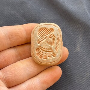 Incredibili incisioni del re con barba romana in pietra antica del Vicino Oriente, rari, eccellenti, adorabili amuleti con sigillo