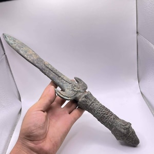 Eccellente antica spada corta in bronzo del Vicino Oriente con bellissime incisioni