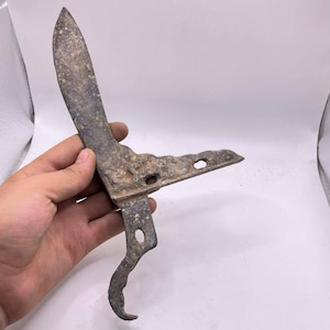 Bellissimo pugnale decorativo in bronzo antico del Luristan del Vicino Oriente
