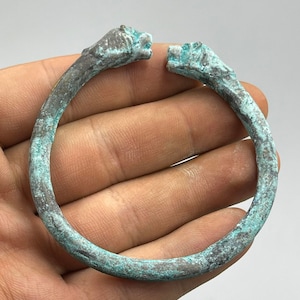 2つのライオンの頭が付いた、ユニークで希少な古代ローマのブロンズ製バングルブレスレット