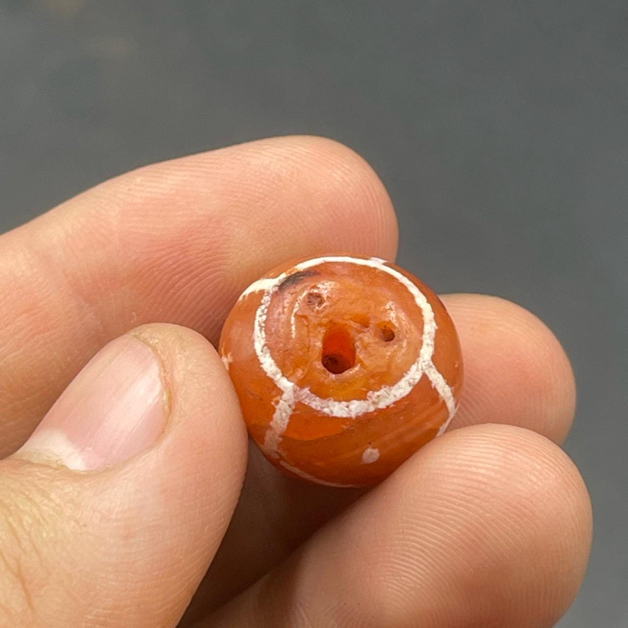 2000年以上前の古代の本物のエッチングカーネリアン瑪瑙石の希少ビーズ
