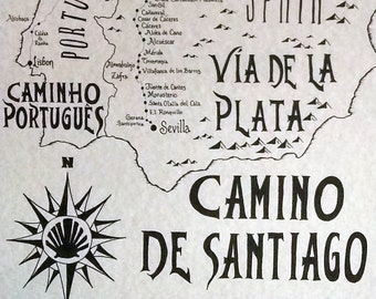 Può includere: Una mappa in bianco e nero di Spagna e Portogallo con i percorsi di pellegrinaggio del Camino de Santiago evidenziati. La mappa mostra i percorsi del Camino Frances, Camino del Norte, Camino Portugues e Via de la Plata. La mappa include anche una bussola con una conchiglia di capesante, il simbolo del Camino de Santiago.