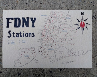 Może przedstawiać: Ręcznie rysowana mapa Nowego Jorku pokazująca lokalizacje strażnic FDNY. Mapa jest oznaczona dzielnicami Manhattan, Bronx, Queens, Staten Island i Brooklyn. Mapa zawiera również różę wiatrów z czerwono-czarną odznaką straży pożarnej.