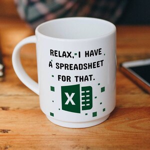 Puede incluir: Taza de caf&eacute; de cer&aacute;mica blanca con un logotipo de Excel verde y el texto "Relax, I have a spreadsheet for that."