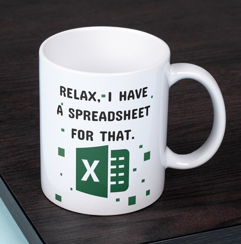 Puede incluir: Taza de caf&eacute; de cer&aacute;mica blanca con un logotipo de Excel verde y el texto "Relax, I have a spreadsheet for that."