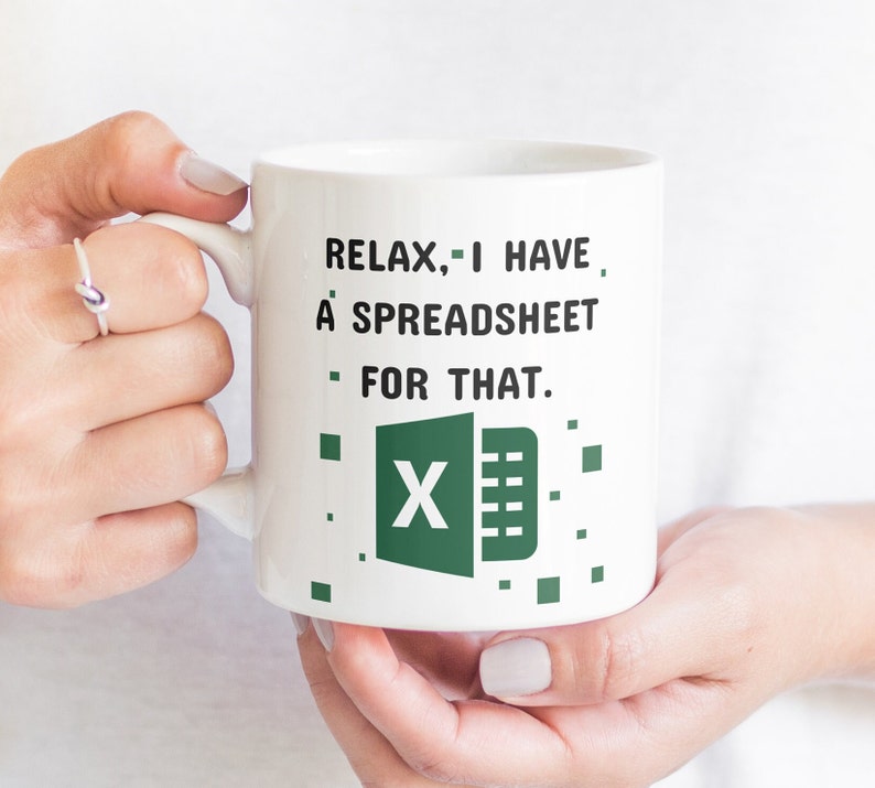 Puede incluir: Taza de cer&aacute;mica blanca con un logotipo de Excel verde y el texto "Relax, I have a spreadsheet for that."