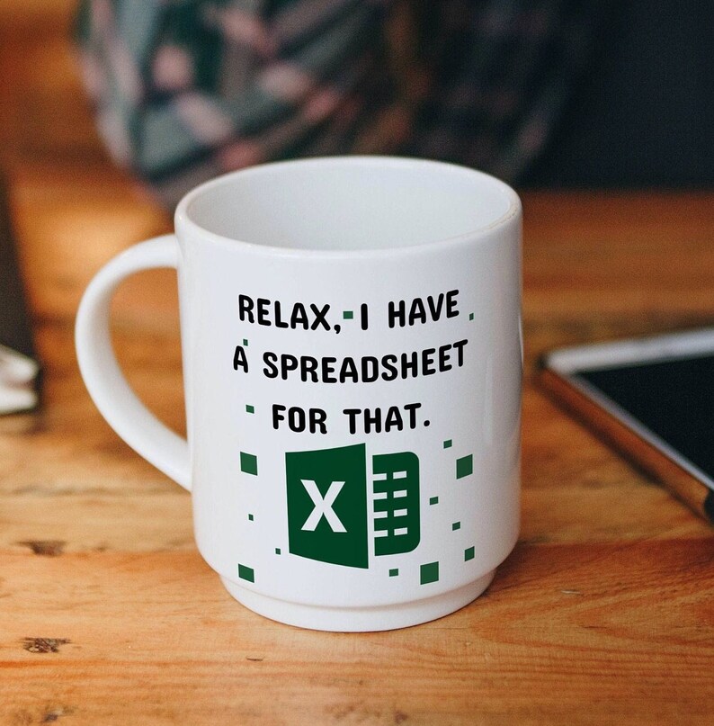 Puede incluir: Taza de caf&eacute; de cer&aacute;mica blanca con un logotipo de Excel verde y el texto "Relax, I have a spreadsheet for that."