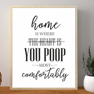 Cartello per il bagno, poster stampabile divertente per il bagno, casa è dove si fa la cacca comodamente, poster con cacca, cartello umoristico per il bagno, cartello per servizi igienici