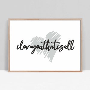 Może przedstawiać: Drukowany projekt sztuki ściennej z szarym sercem i tekstem "i love you that is all" w kolorze czarnym.