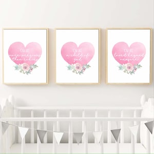 Bibelverser till barnrum/flickrum, utskrivbara set med 3, preppy rosa hjärtans väggdekorationer, du är Guds barn, kristen barnrumsdekoration, konst över spjälsäng/säng