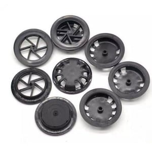 Może przedstawiać: Osiem czarnych plastikowych osłon wentylacyjnych o różnych wzorach. Wyprzedaż, ograniczona ilość.