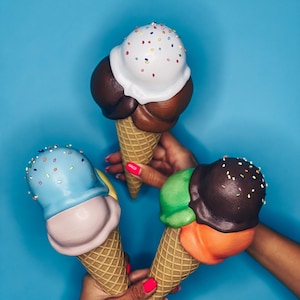 3er Set Fake Ice Cream Cones mit Flocken.