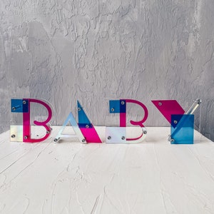 Letras personalizadas de estilo moderno, bebé de acrílico, letras del alfabeto multicolor abstracto, letras personalizadas para regalo