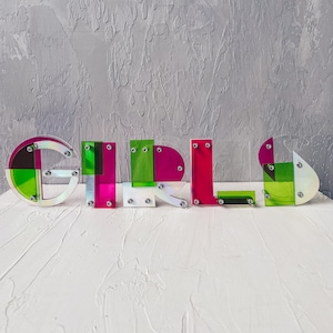 Letras personalizadas de estilo moderno, chicas de acrílico, letras del alfabeto multicolor abstracto, letras personalizadas para regalo