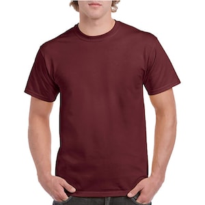 Może przedstawiać: Gładki, bordowy t-shirt z krótkimi rękawami.