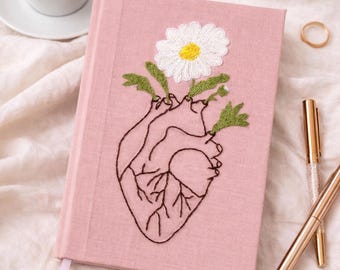 Cuaderno anatómico con forma de corazón bordado a mano – Diario floral hecho a mano con forma de corazón – Regalo para estudiantes de medicina – Cuaderno de lino personalizado