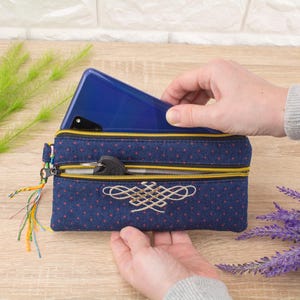 Cartera pequeña de mezclilla azul para teléfono celular para mujer, bolsa acolchada para teléfono con bordado decorativo marrón, llavero con doble cremallera, regalo para novia