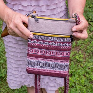 Petit sac à main de voyage beige, sac à bandoulière bohème fait main avec poche tapisserie, excellent cadeau pour les femmes qui aiment voyager