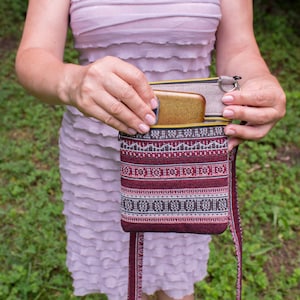 Kleine Boho Crossbody Handtasche für Telefon, handgemachte Beige Stofftasche mit Gobelin, Geschenk für Frauen, Sommer Hippie Schultertasche