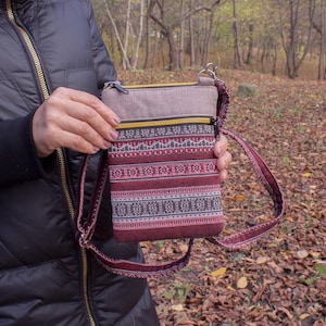 Borsa a tracolla per telefono in tessuto beige, piccola borsa arazzo, borsa a tracolla boho per donna, mini borsa da festival, regalo per mamma o adolescente