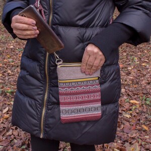 Sac à bandoulière bohème beige pour téléphone portable, petit sac à main à fermeture éclair avec tapisserie, sac en tissu fait main pour le voyage et un usage quotidien