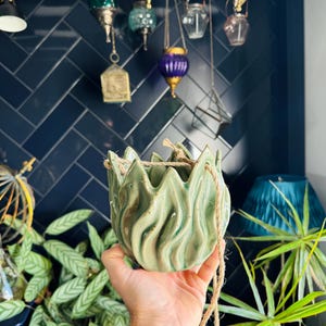 HANGING GLAZED POT | Glazed Clay Pot With Natural Hanging Thread | Stylish Design | Stunning Planter | Earthenware | Botanical Leafy Style bild 5