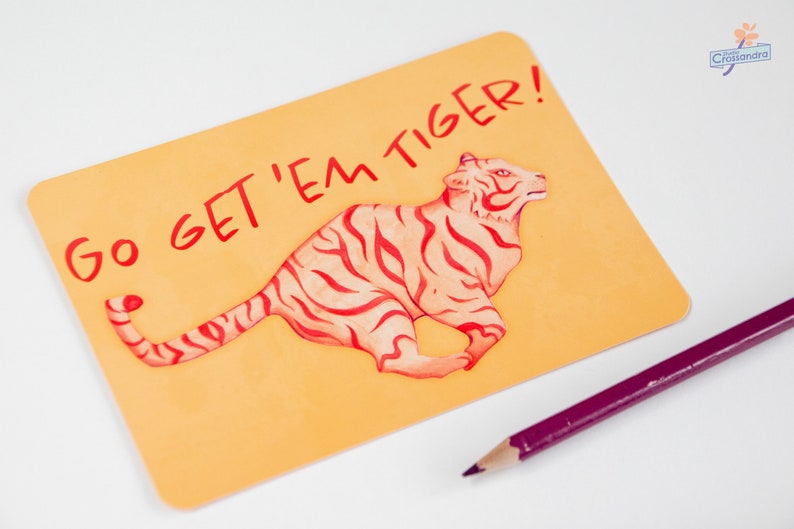 Kaart met de tekst Go Get 'Em Tiger! op een wit oppervlakte.