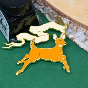 Fantasy deer emaille speld van Studio Crossandra