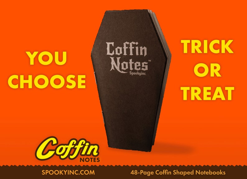 Może przedstawiać: Brązowy notes w kształcie trumny z tekstem "Coffin Notes" i "Spookyinc" na przedniej stronie. Notes znajduje się na jasno pomarańczowym tle z tekstem "You Choose" i "Trick or Treat" w kolorze ż&oacute;łtym. Tekst "Coffin Notes" i "Spookyinc.com" jest r&oacute;wnież widoczny na dole obrazu. Notes ma 48 stron.
