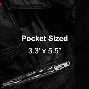 Może przedstawiać: Zbliżenie na czarną sk&oacute;rzaną kurtkę z kieszenią zapinaną na zamek błyskawiczny. Kieszeń jest oznaczona "Pocket Sized 3.3' x 5.5" ".