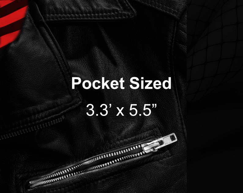 Może przedstawiać: Zbliżenie na czarną sk&oacute;rzaną kurtkę z kieszenią zapinaną na zamek błyskawiczny. Kieszeń jest oznaczona "Pocket Sized 3.3' x 5.5" ".
